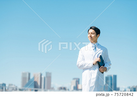医療　屋外　白衣 75720842