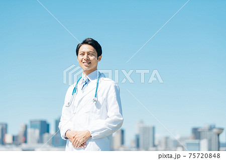 医療　屋外　白衣 75720848