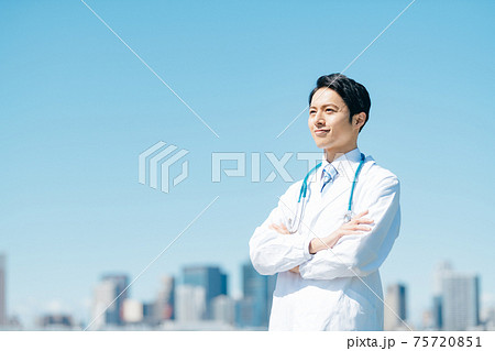 医療　屋外　白衣 75720851