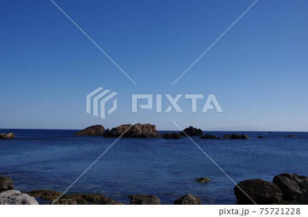 静岡県南伊豆爪木埼の海と浜の風景 75721228