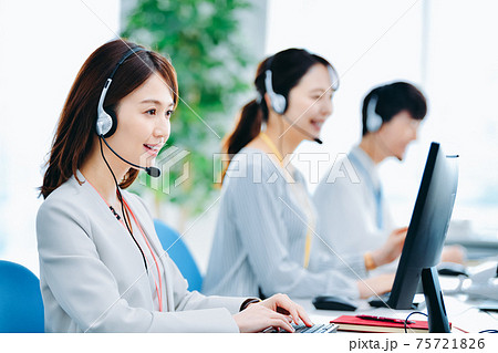 ビジネスシーン　オペレーター 75721826