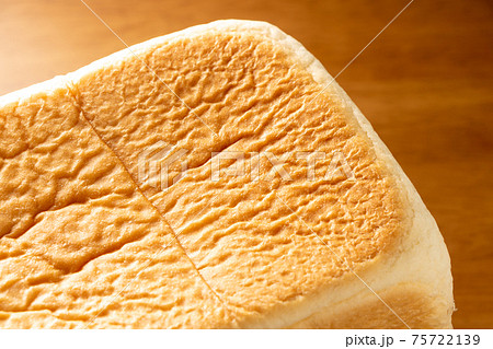 食パン(角型食パン)の表面のアップ。 75722139