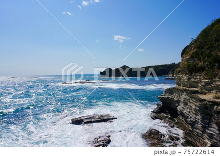 地層の見える断崖と快晴に荒れる海 地層の見える断崖と快晴に荒れる海 75722614