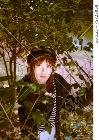 木の枝を額縁にして女子ポートレート 木の枝を額縁にして女子ポートレート 75722908