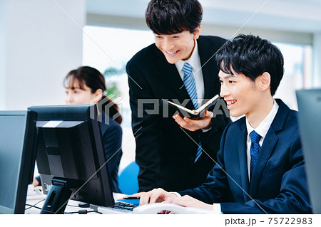 ビジネスシーン　オフィス 75722983