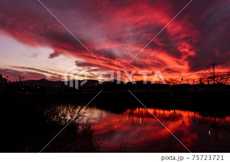 川沿いのマジックアワー・夕焼け(福岡県) 川沿いのマジックアワー・夕焼け(福岡県) 75723721