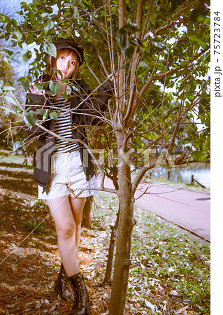 樹木と戯れる女子 樹木と戯れる女子 75723784