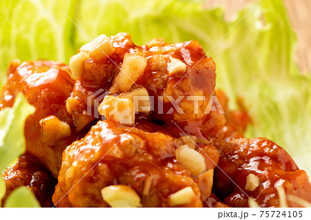 ヤンニョムチキン(韓国風フライドチキン)のアップ。 ヤンニョムチキン(韓国風フライドチキン)のアップ。 75724105