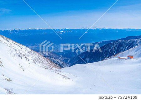 冬の千畳敷カールから眺める南アルプスと伊那盆地　【長野県】 75724109