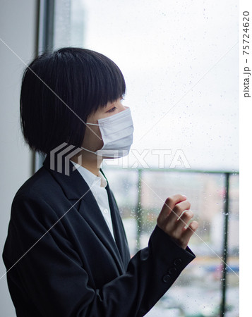 マスクをつけているスーツの女性 マスクをつけているスーツの女性 75724620