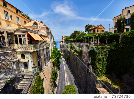 Picturesque Sorrento beautiful way to the sea between the rock 75724780