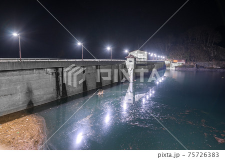 音水湖、引原ダムの幻想的な夜景（庫県宍粟市波賀町）※作品コメント欄に撮影位置 75726383