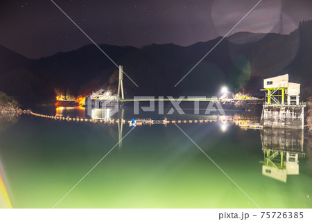 音水湖、引原ダムの幻想的な夜景（庫県宍粟市波賀町）※作品コメント欄に撮影位置 75726385