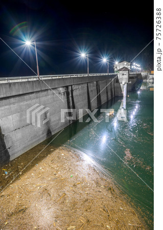 音水湖、引原ダムの幻想的な夜景（庫県宍粟市波賀町）※作品コメント欄に撮影位置 75726388