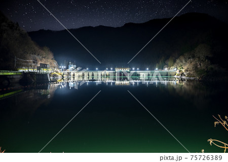 音水湖、引原ダムの幻想的な夜景（庫県宍粟市波賀町）※作品コメント欄に撮影位置 75726389