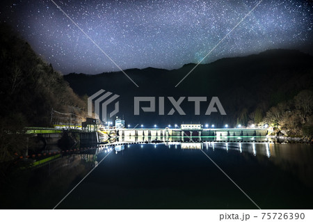 音水湖、引原ダムの幻想的な夜景（庫県宍粟市波賀町）※作品コメント欄に撮影位置 75726390