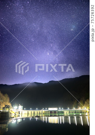 音水湖、引原ダムの幻想的な夜景（庫県宍粟市波賀町）※作品コメント欄に撮影位置 75726392