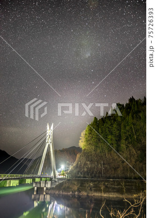 音水湖、引原ダムの幻想的な夜景（庫県宍粟市波賀町）※作品コメント欄に撮影位置 75726393