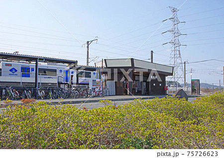 JR九州福岡県直方市の新入駅駅舎と列車 75726623