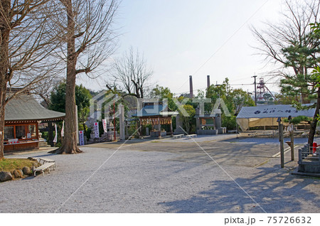 福岡県田川市の風治八幡宮境内より二本煙突遠望 75726632