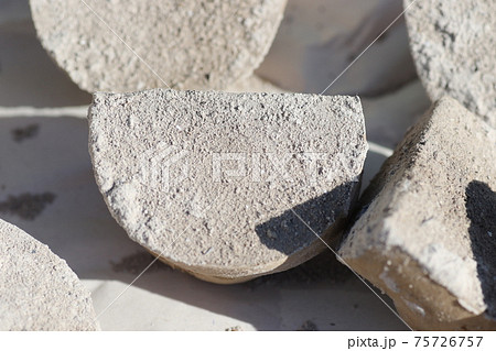 灰をつけた、ジャガイモの種芋 75726757