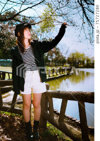 刈り取られた花をブーケ風に持つかわいい女子 75727280