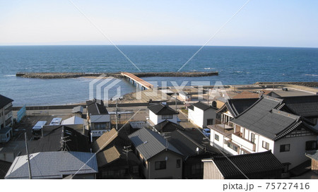 出雲崎町の妻入りの街並みといずもざき海遊広場 75727416