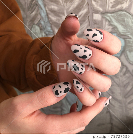 Female manicure with leopard design 75727539