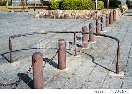 車両侵入防止ポールに設けられた車いすゲート 75727679