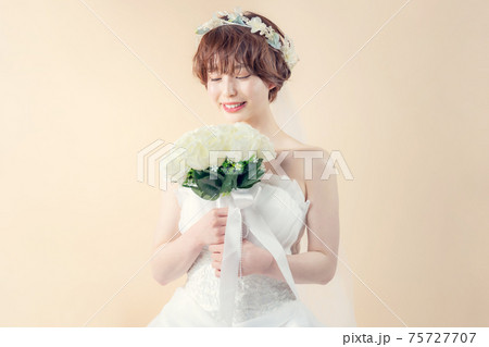 ウェディングドレスの女性　ブライダル　花嫁 75727707