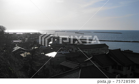 出雲崎町の妻入りの街並みと日本海 出雲崎町の妻入りの街並みと日本海 75728590