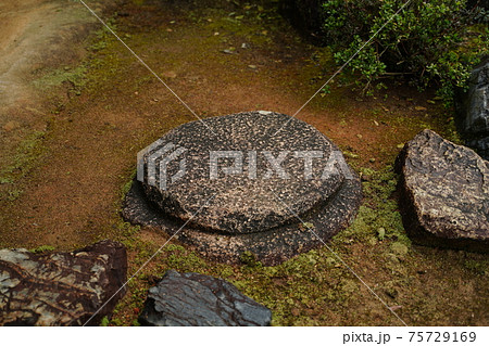 寺の敷石 75729169