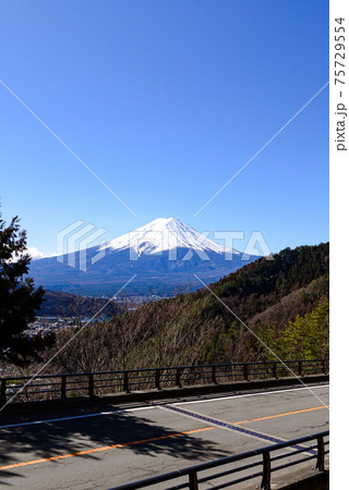 山間部を走る道路と富士山 75729554