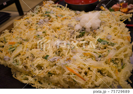 座布団サイズのかき揚げ 75729689