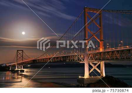 月光下の鳴門海峡と大鳴門橋 月光下の鳴門海峡と大鳴門橋 75730874