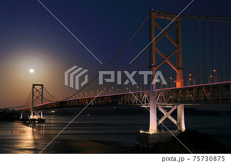月光下の鳴門海峡と大鳴門橋 月光下の鳴門海峡と大鳴門橋 75730875