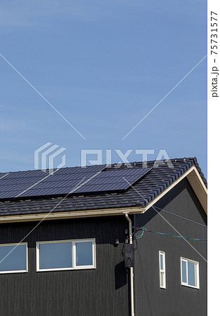 太陽光パネルのある黒い新築住宅 75731577