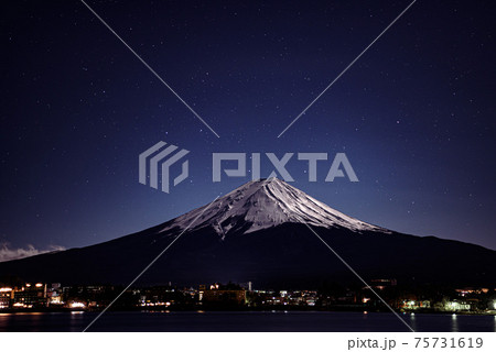 満天の星と月明かりに照らされる富士山 満天の星と月明かりに照らされる富士山 75731619