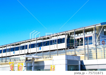 長久手市、愛・地球博記念公園駅に停車するリニモの風景 長久手市、愛・地球博記念公園駅に停車するリニモの風景 75731671