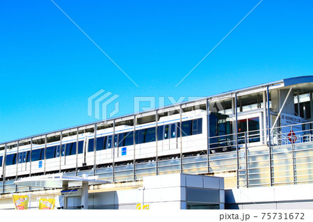 長久手市、愛・地球博記念公園駅に停車するリニモの風景 長久手市、愛・地球博記念公園駅に停車するリニモの風景 75731672