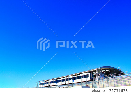 長久手市、愛・地球博記念公園駅に停車するリニモの風景 長久手市、愛・地球博記念公園駅に停車するリニモの風景 75731673