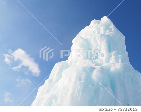 支笏湖氷濤まつりの巨大氷柱と青空 75732015