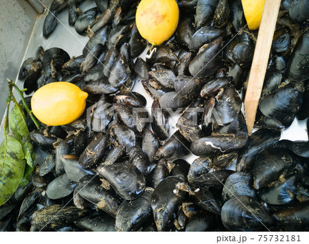 Mussels in open seamarket Mussels in open seamarket 75732181