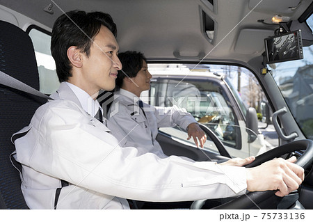 男性トラックドライバー 男性トラックドライバー 75733136