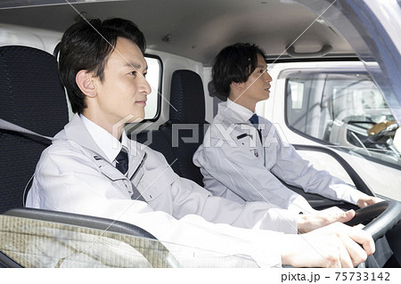 男性トラックドライバー 75733142