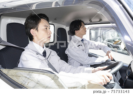 男性トラックドライバー 男性トラックドライバー 75733143
