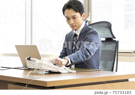 ビジネス 企業 電話を取る男性 ビジネス 企業 電話を取る男性 75733165