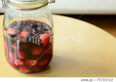 保存容器に入った手作りの梅干し 75733722