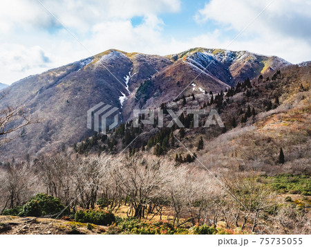 鈴鹿山脈　イブネから雨乞岳の眺め　霧氷の雨乞岳 75735055
