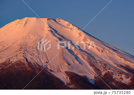 快晴の空と紅富士クローズアップ 快晴の空と紅富士クローズアップ 75735280